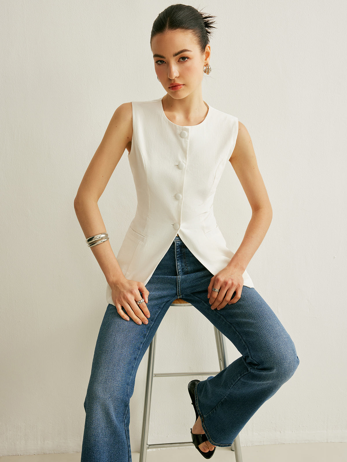 Stijlvol Mouwloos Vest Voor Modebewuste Vrouwen – Elegante Knopdetails, Luxe Textuur & Perfect Voor Zowel Casual Als Formele Gelegenheden.