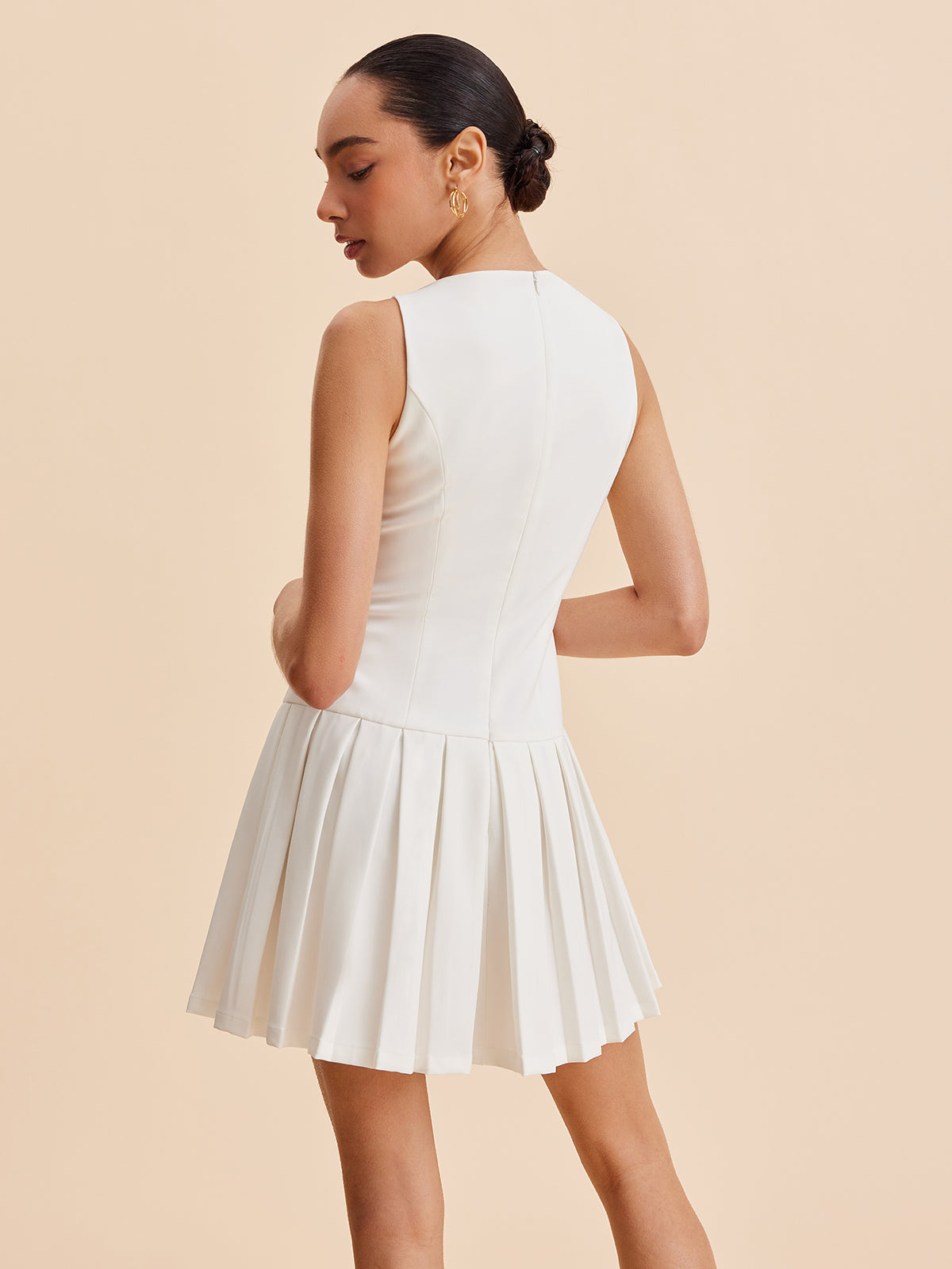 Elegante Metaal-Knoop Plissé Tank Jurk Voor Vrouwen – Luxe Stijl, Zachte Stof & Ideaal Voor Zomerse Avonden.
