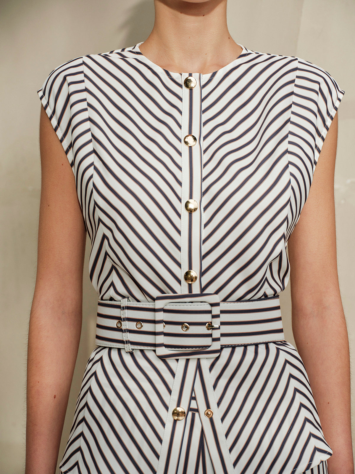 Gestreept Metalen Ronde Hals Shirt Voor Modebewuste Vrouwen – Stijlvol Design, Verstelbare Riem & Perfect Voor Elke Gelegenheid.