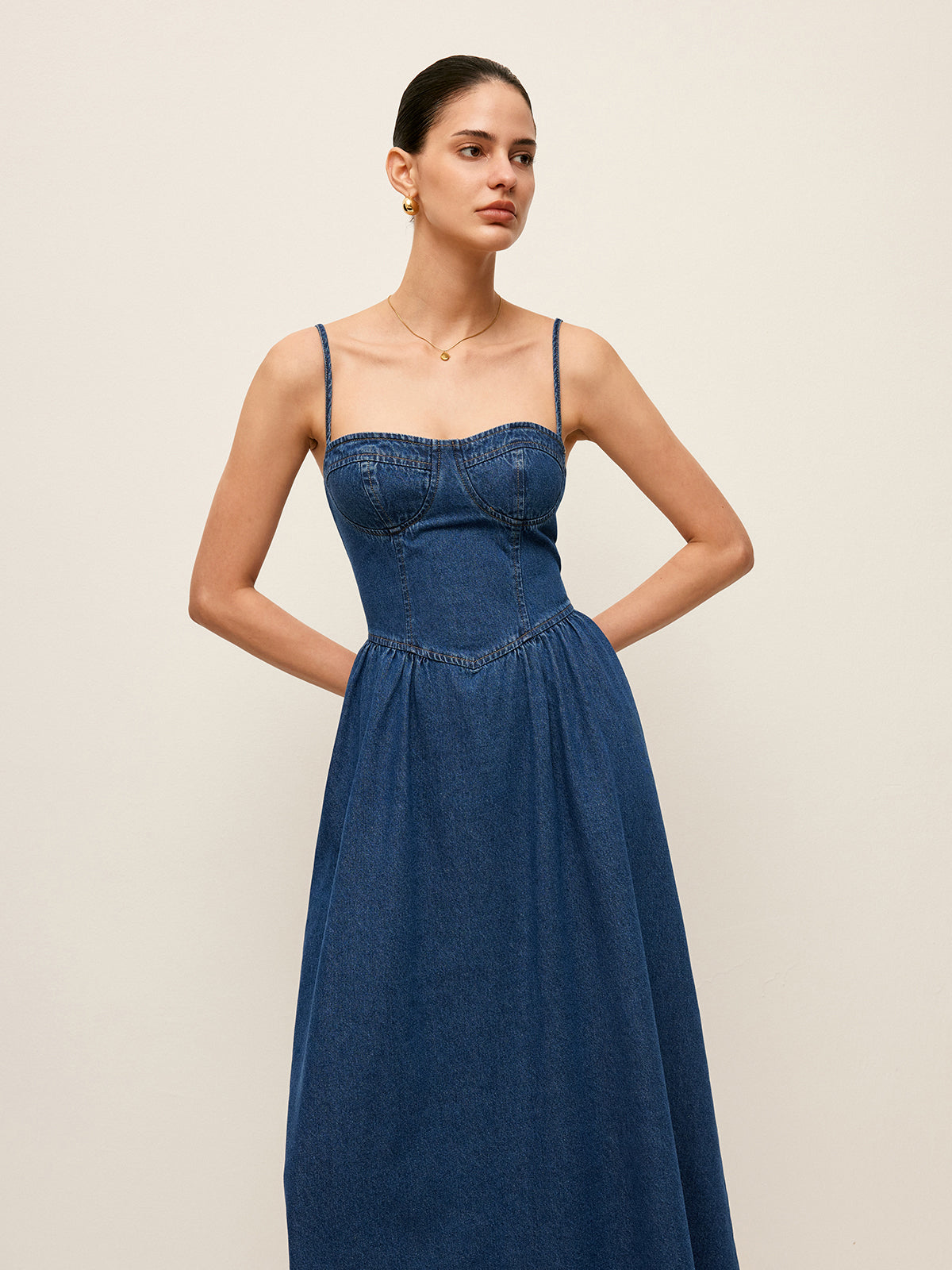 Denim Jurk Met Sweetheart Kraag Voor Vrouwen – Elegante Snit, Tijdloos Blauw & Perfect Voor Casual Uitjes Of Speciale Gelegenheden.