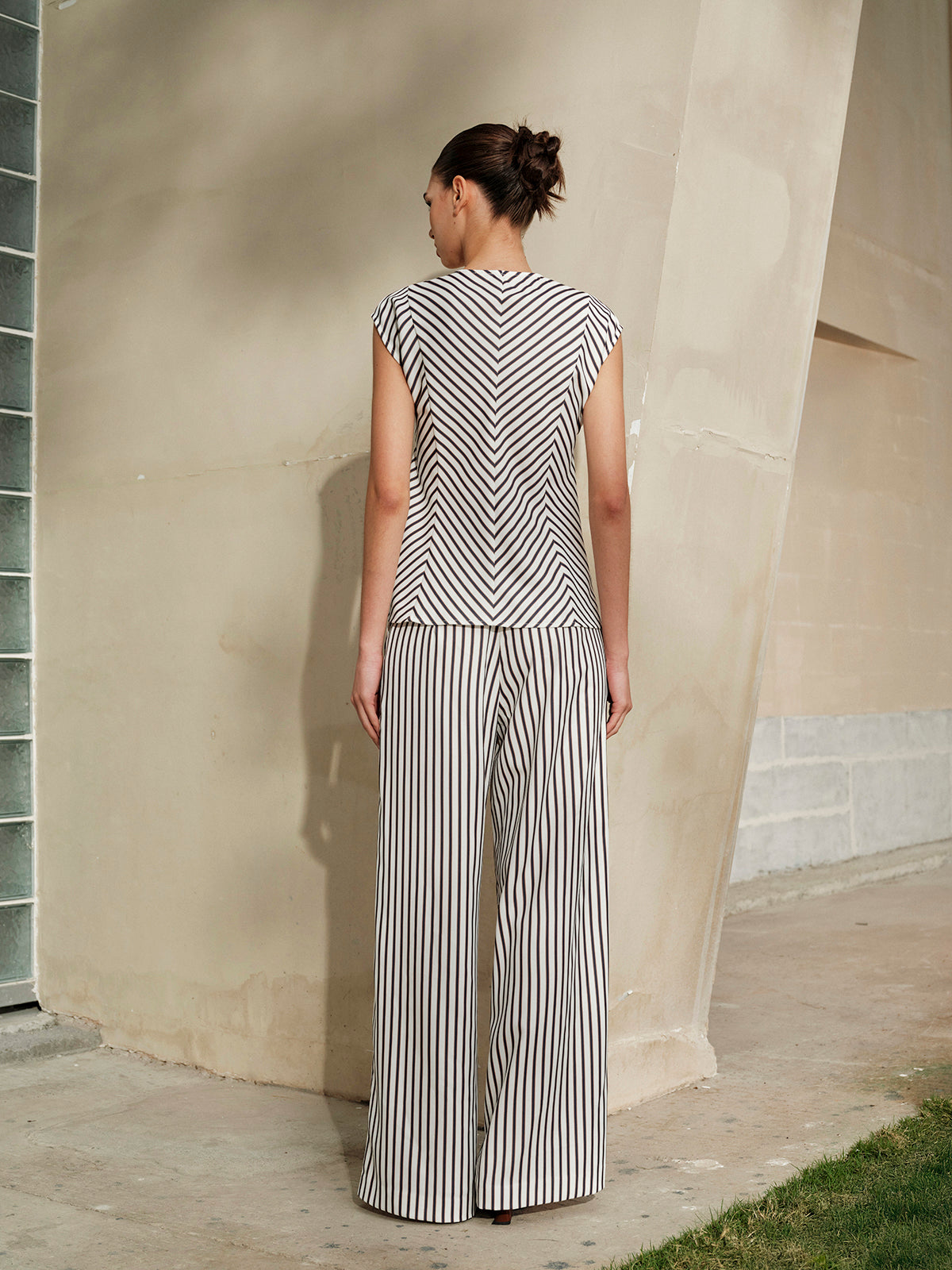 Gestreepte Mid-Waist Brede Pantalon Voor Moderne Vrouwen – Luchtige Stoffen, Veelzijdige Stijl & Comfortabele Pasvorm Voor Elke Gelegenheid.