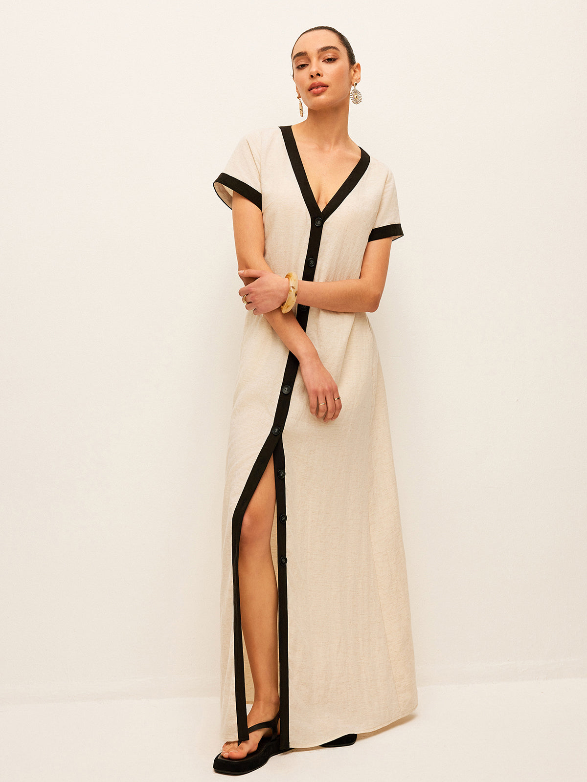 Hoge Splits Jurk Van Katoen En Linnen Voor Modebewuste Vrouwen – Contrast Trim, Elegante Pasvorm & Ideaal Voor Zomerse Avonden.