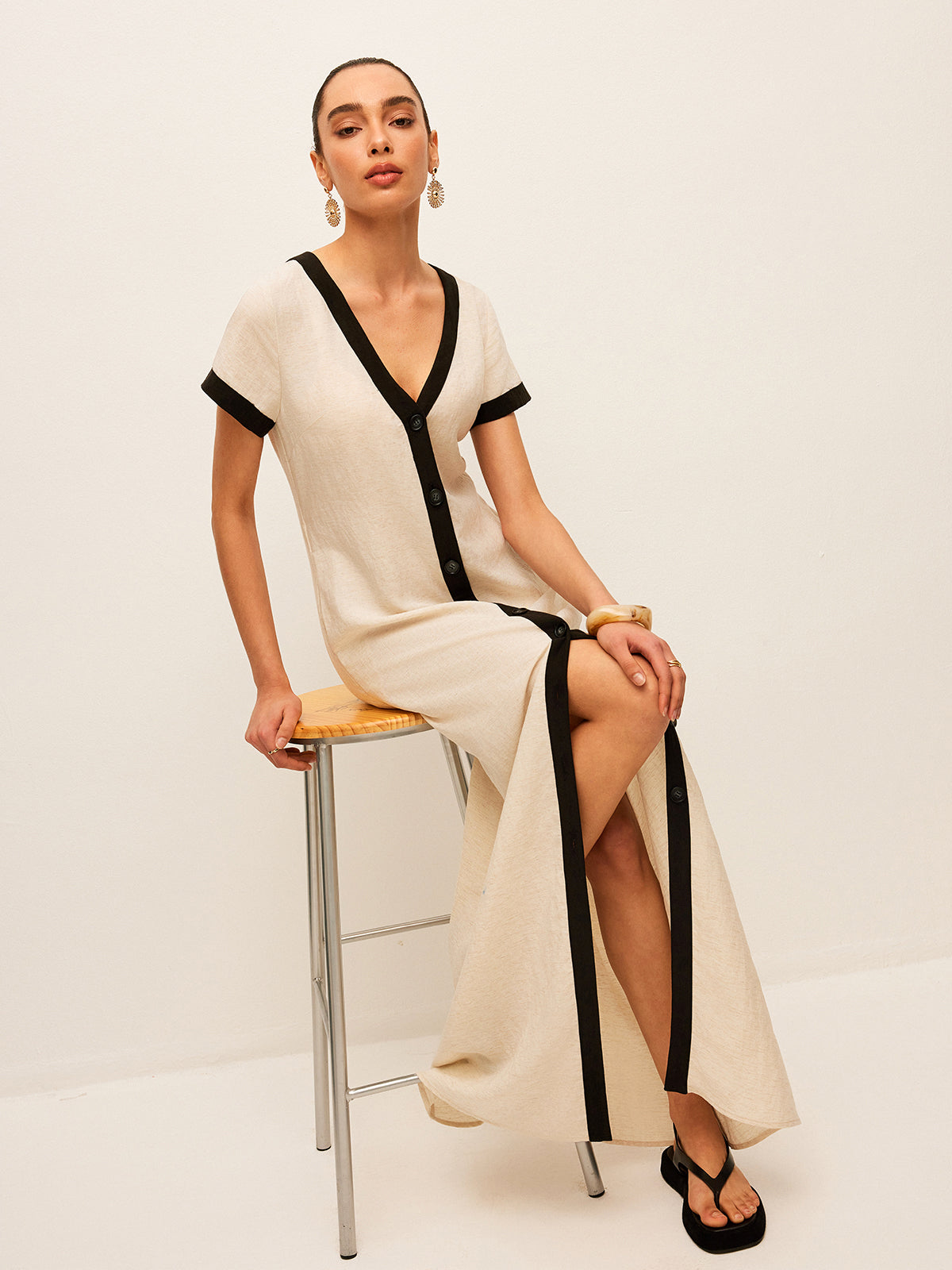 Hoge Splits Jurk Van Katoen En Linnen Voor Modebewuste Vrouwen – Contrast Trim, Elegante Pasvorm & Ideaal Voor Zomerse Avonden.
