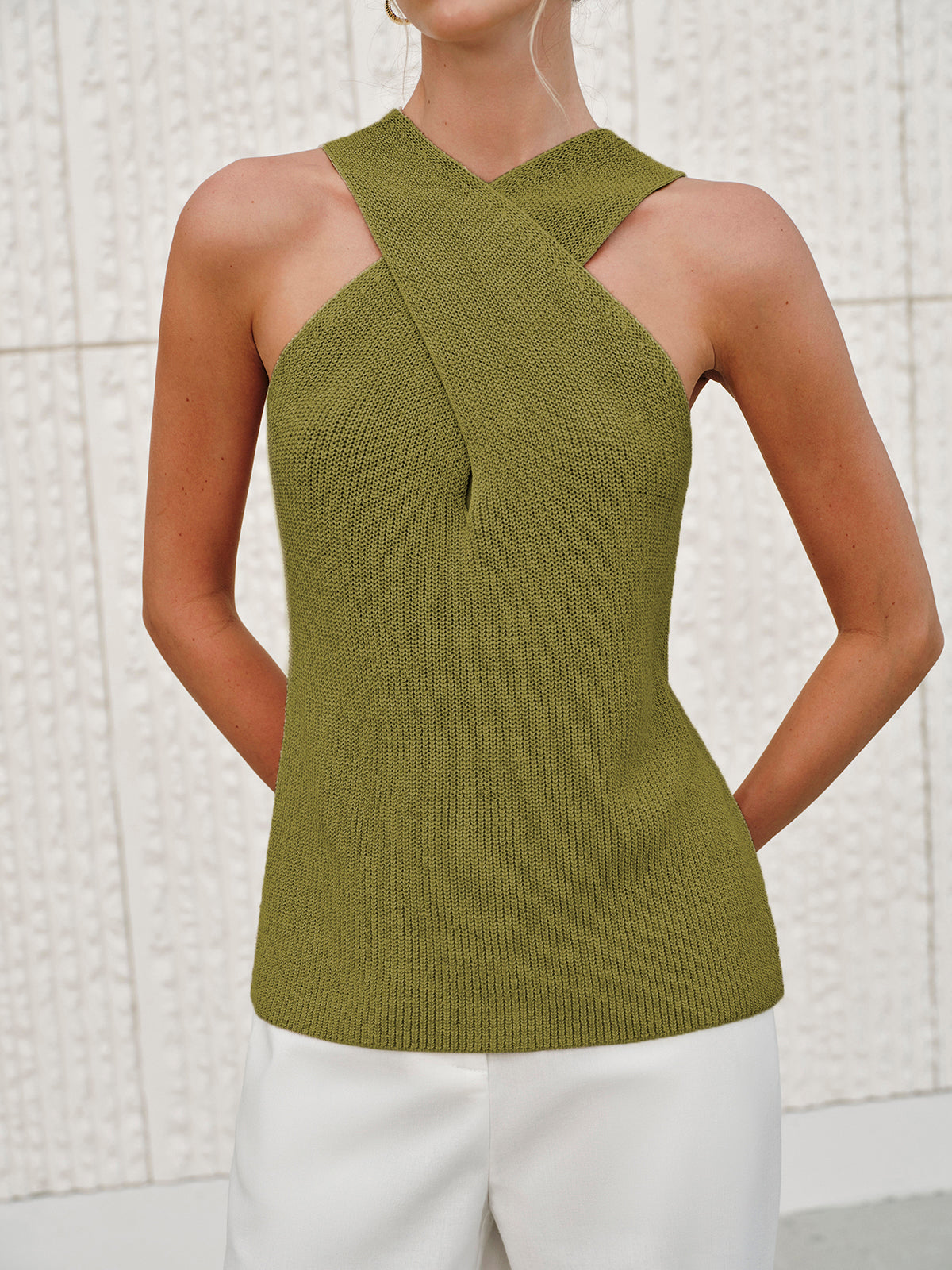 Halter Cross-Over Tanktop Voor Modebewuste Vrouwen – Vormgevende Snit, Ademende Stof & Perfect Voor Zomeruitjes Of Avondavonden.