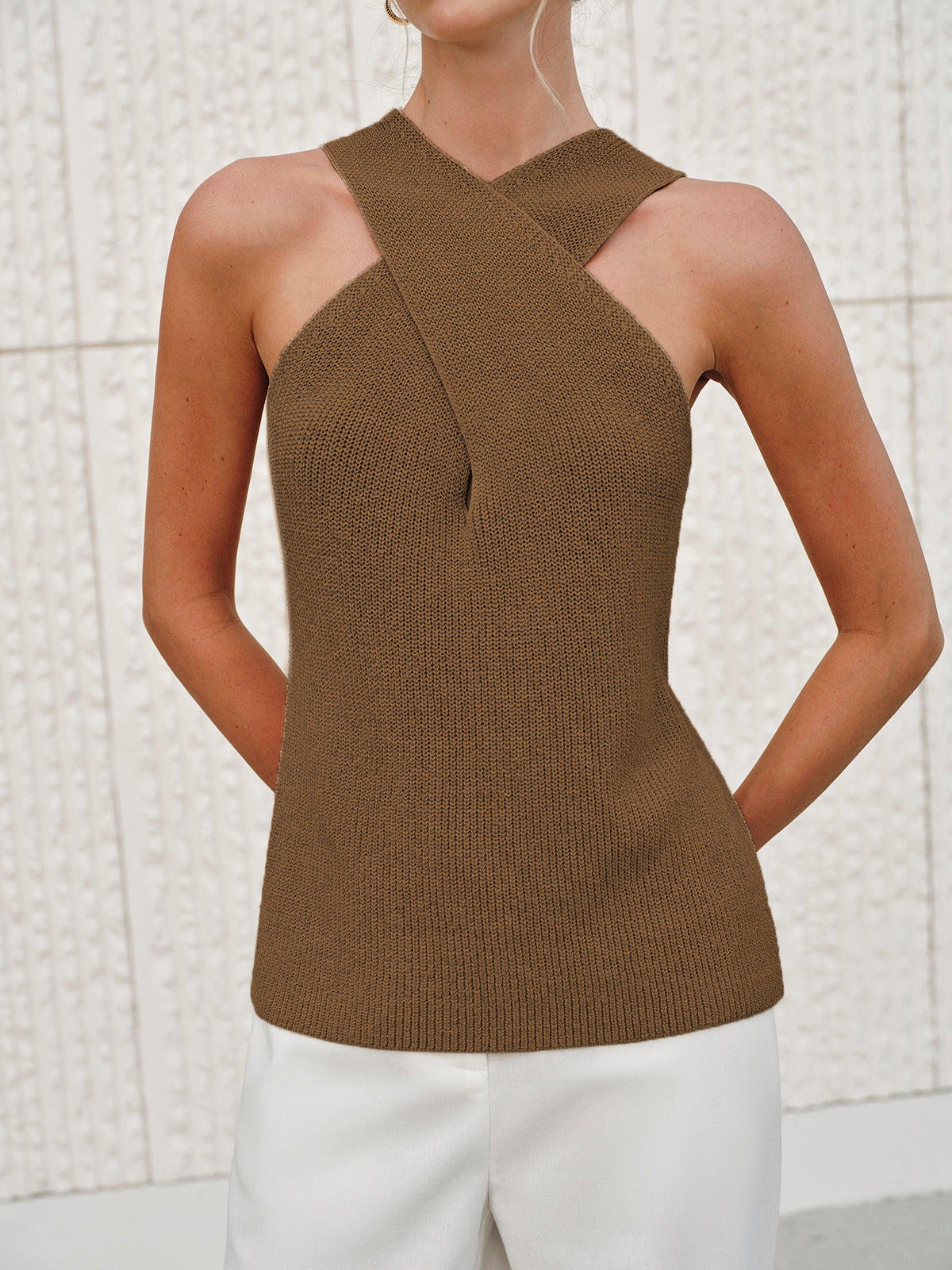 Halter Cross-Over Tanktop Voor Modebewuste Vrouwen – Vormgevende Snit, Ademende Stof & Perfect Voor Zomeruitjes Of Avondavonden.