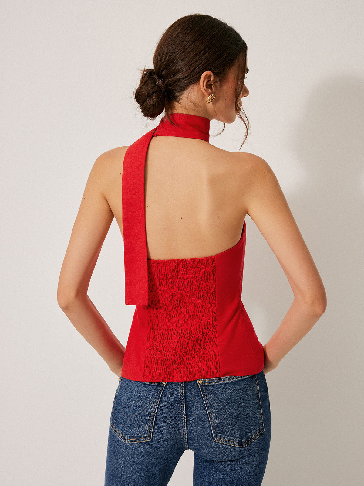 Stijlvolle Haltertop Van Katoen En Linnen Voor Modebewuste Vrouwen – Decoratieve Zakjes, Ademend Materiaal & Comfortabel Voor Zomerse Avonden.