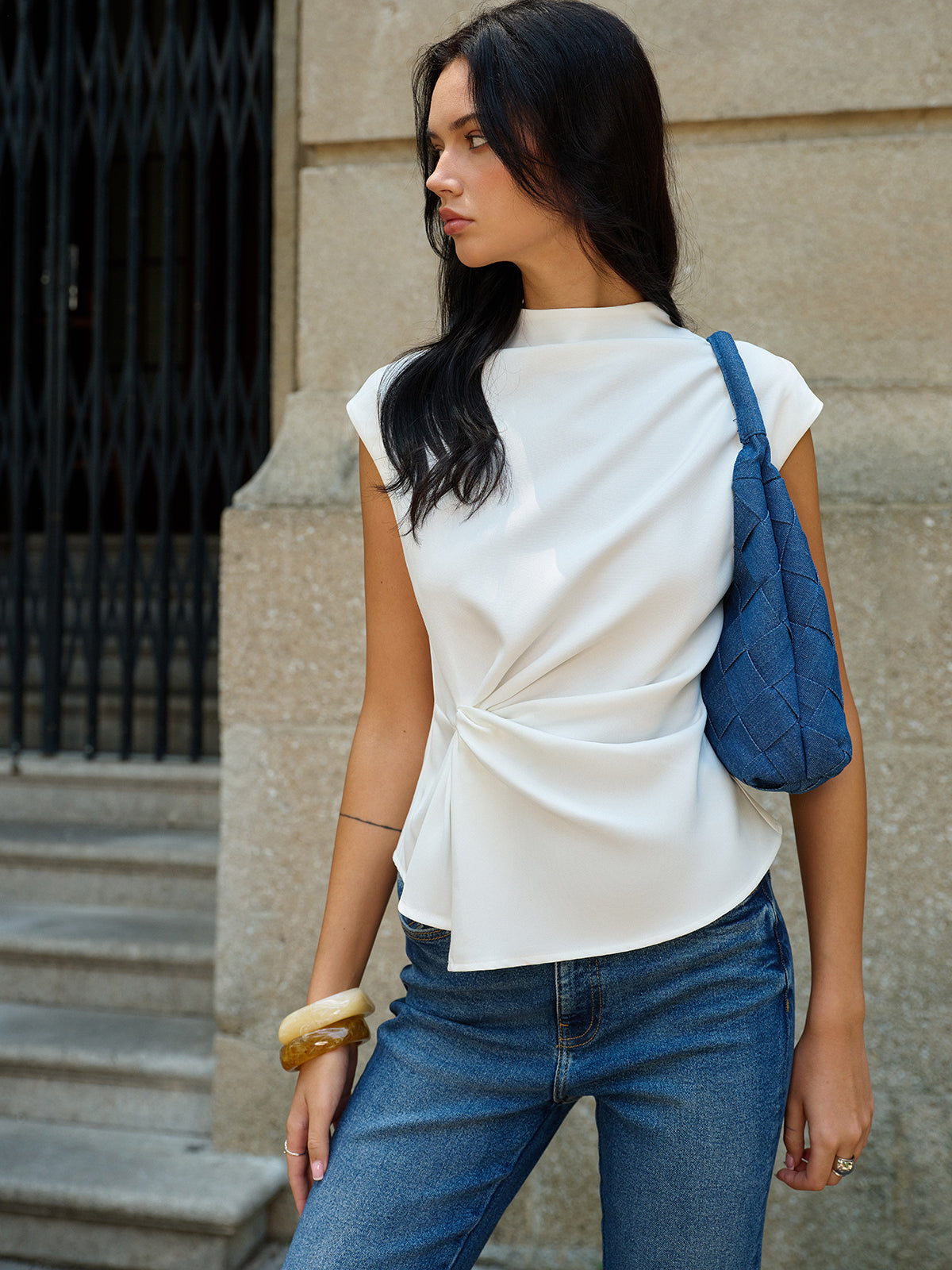 Elegante Zwarte Mouwloze Top Voor Vrouwen – Geraffineerd Gerimpeld Design, Zachte Stof & Perfect Voor Zomerse Avonden en Elke Speciale Gelegenheid.