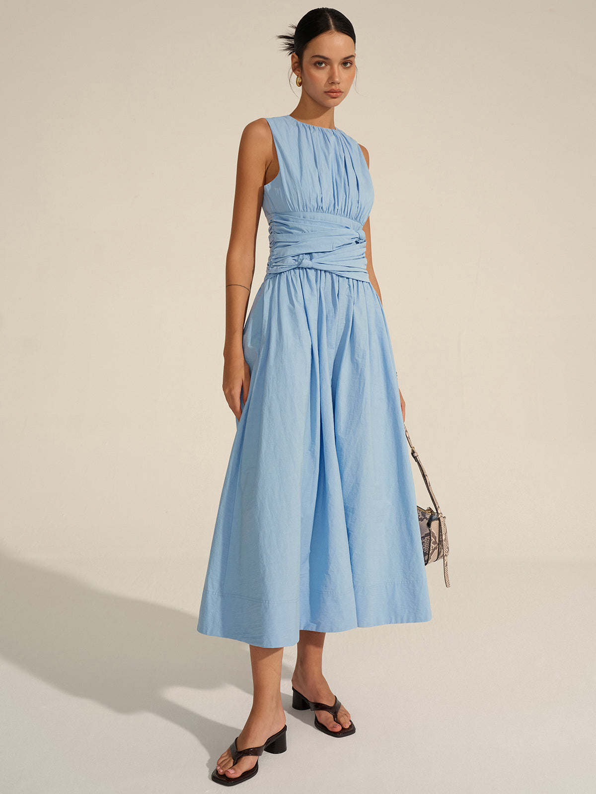 Elegante Gerimpelde Taille Maxi Jurk Voor Modebewuste Vrouwen – Ademend Katoen, Tijdloze Zwart & Perfect Voor Zomerse Feestjes Of Dagelijkse Uitjes.
