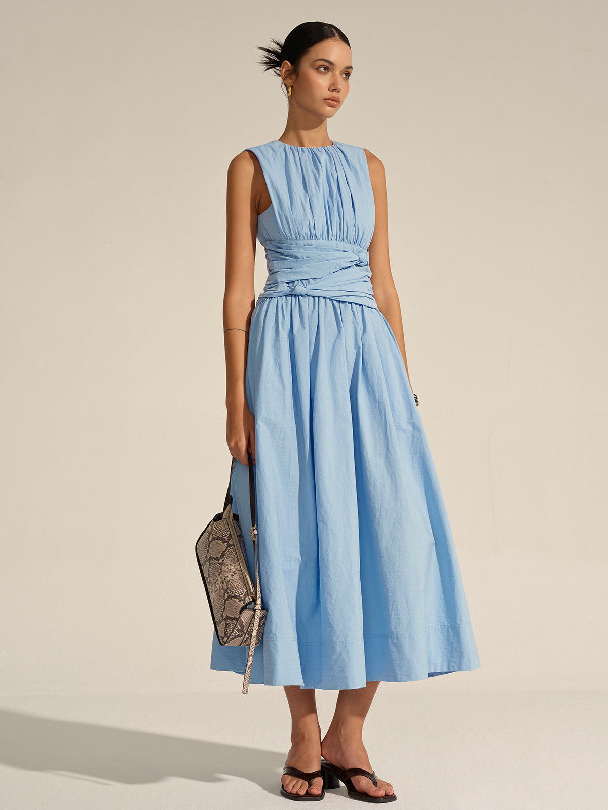 Elegante Gerimpelde Taille Maxi Jurk Voor Modebewuste Vrouwen – Ademend Katoen, Tijdloze Zwart & Perfect Voor Zomerse Feestjes Of Dagelijkse Uitjes.