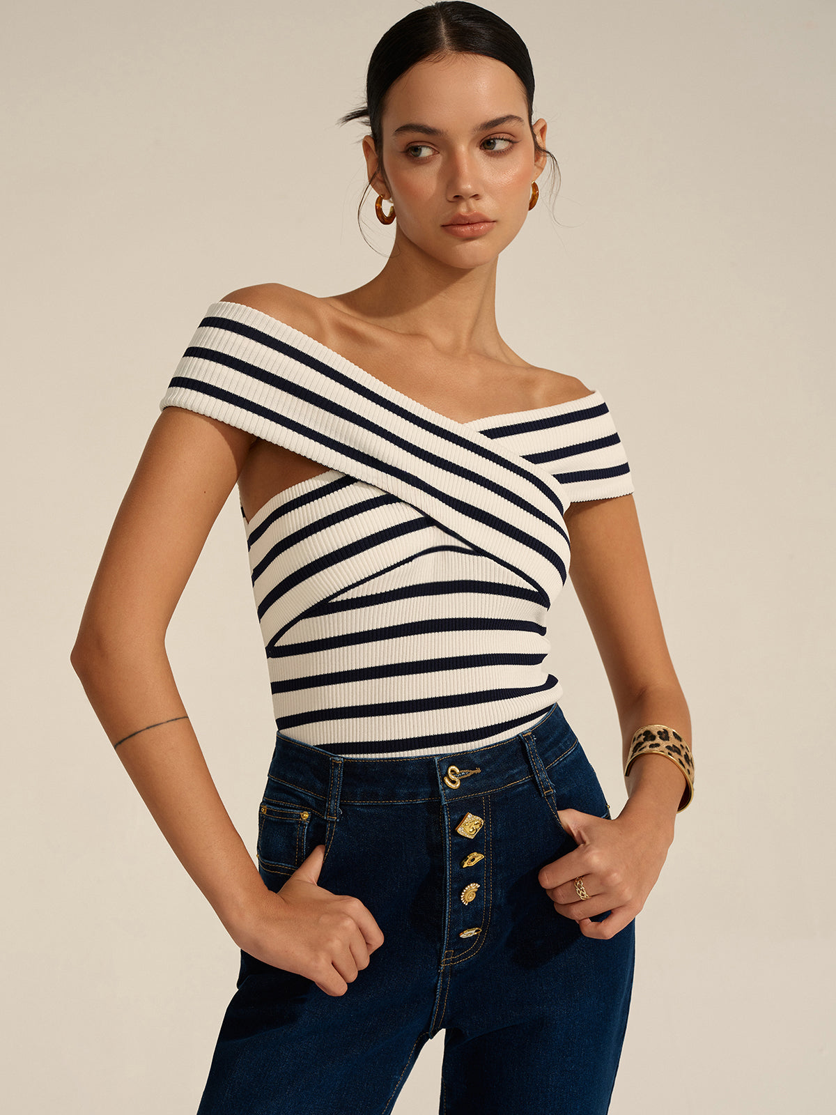 Gestreepte Korte Off-Shoulder Trui Voor Modebewuste Vrouwen – Zachte Katoenmix, Doordacht Ontwerp & Perfect Voor Casual Uitjes Of Avondactiviteiten.