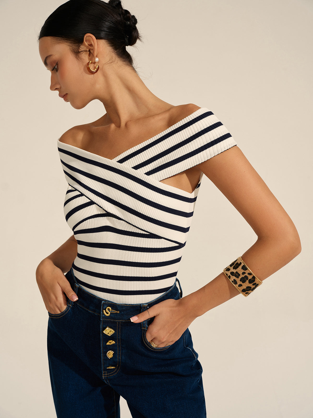 Gestreepte Korte Off-Shoulder Trui Voor Modebewuste Vrouwen – Zachte Katoenmix, Doordacht Ontwerp & Perfect Voor Casual Uitjes Of Avondactiviteiten.