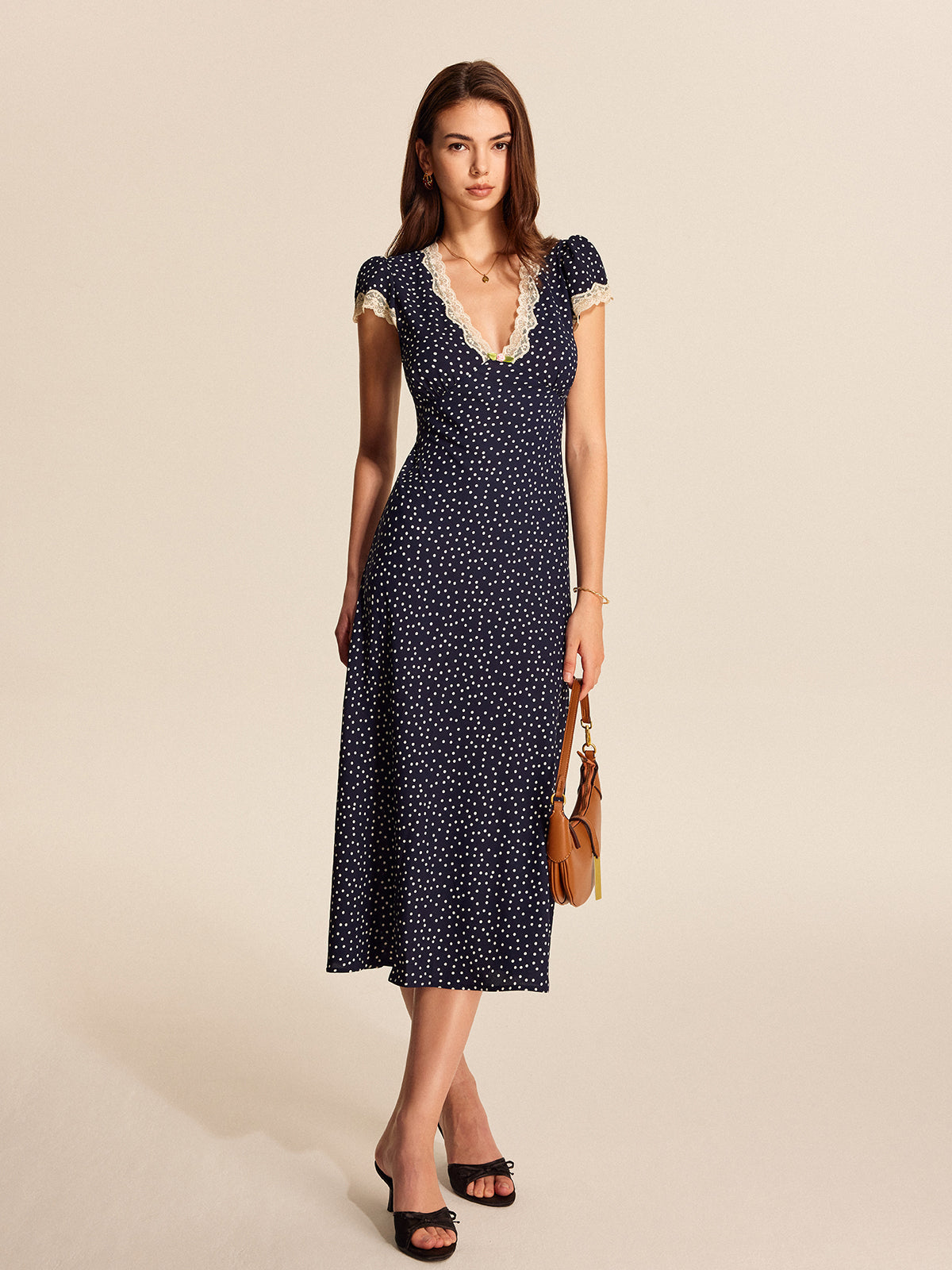 Stijlvolle Polka Dot Jurk Voor Modebewuste Vrouwen – Zachte Kantafwerking, Tijdloze Print & Perfect Voor Speciale Gelegenheden.