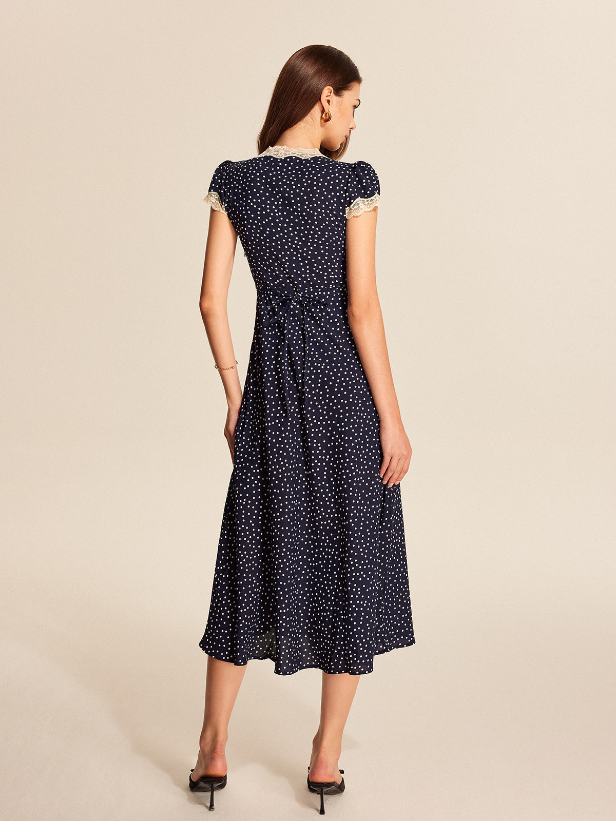 Stijlvolle Polka Dot Jurk Voor Modebewuste Vrouwen – Zachte Kantafwerking, Tijdloze Print & Perfect Voor Speciale Gelegenheden.