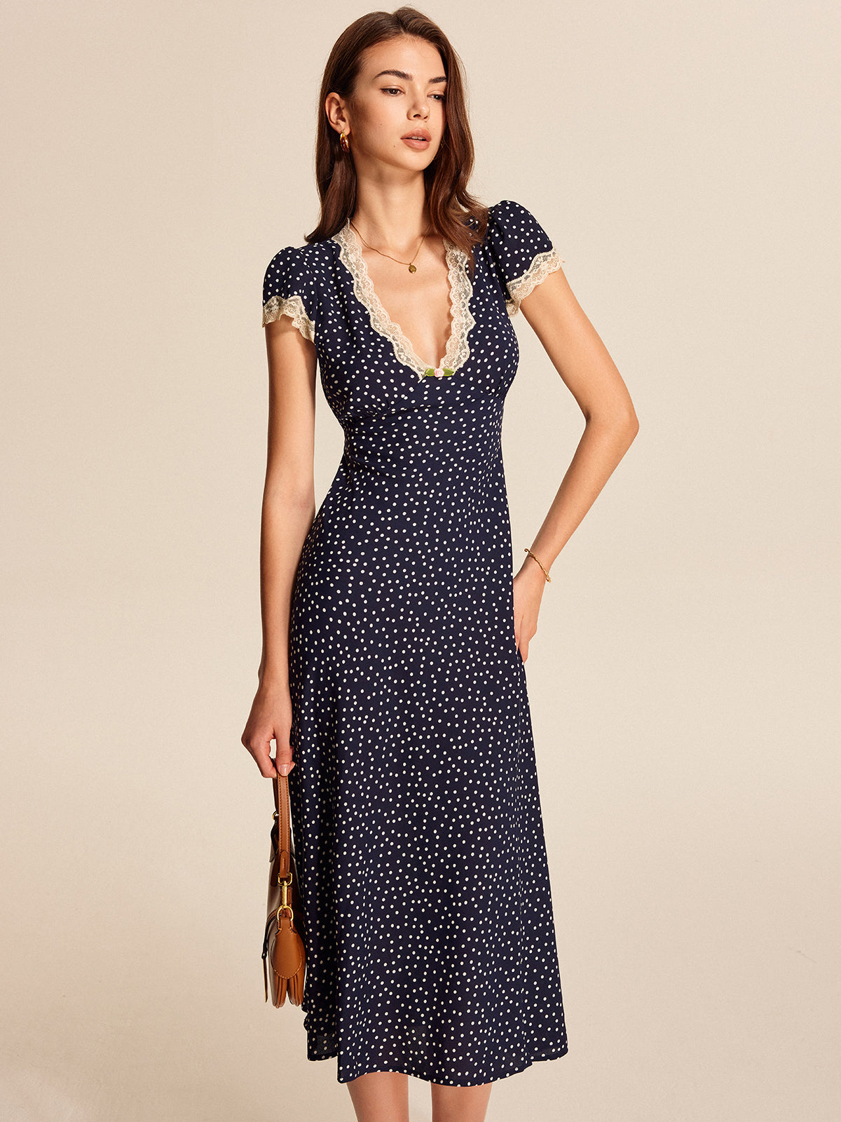 Stijlvolle Polka Dot Jurk Voor Modebewuste Vrouwen – Zachte Kantafwerking, Tijdloze Print & Perfect Voor Speciale Gelegenheden.