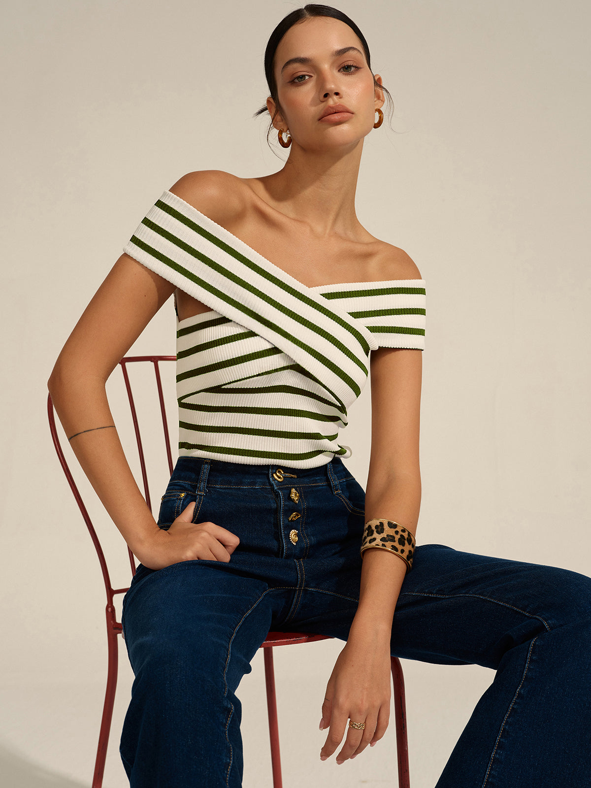 Gestreepte Korte Off-Shoulder Trui Voor Modebewuste Vrouwen – Zachte Katoenmix, Doordacht Ontwerp & Perfect Voor Casual Uitjes Of Avondactiviteiten.