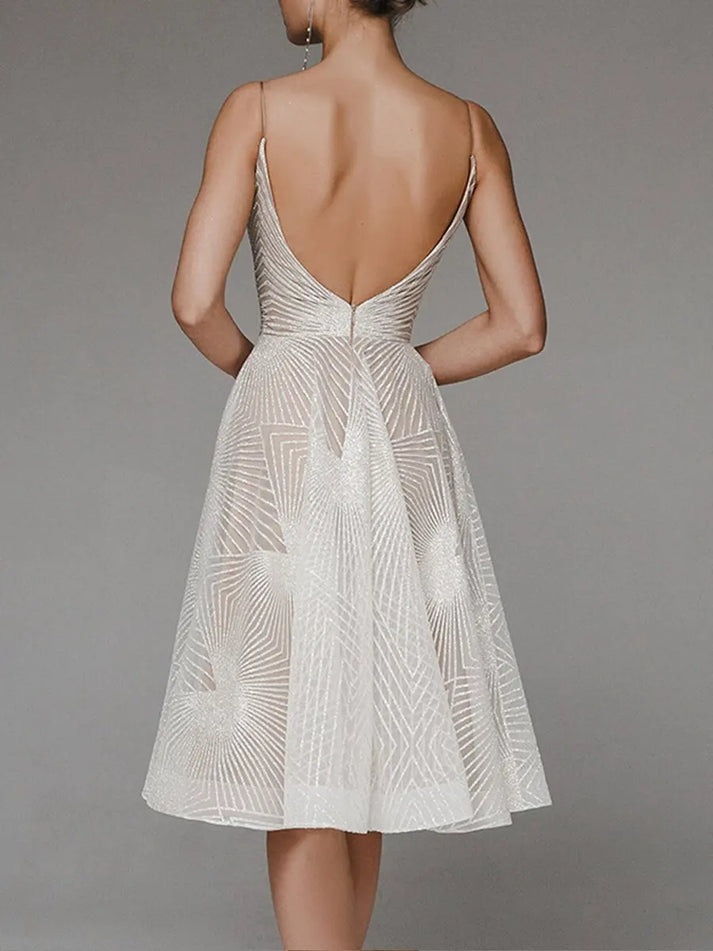 Chique Feestjurk Met Grafische Glansdetails – Elegante Midi Jurk Met Verfijnde Afwerking