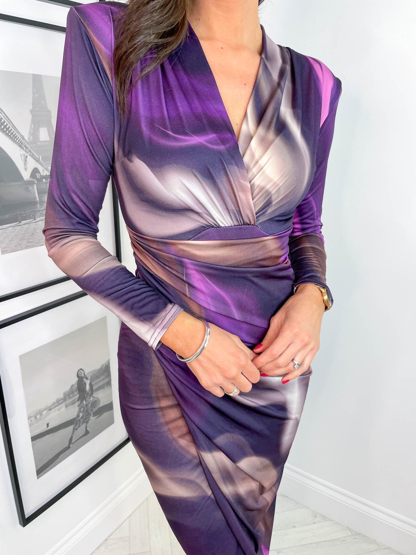 Satijnen Wikkeljurk Met Abstracte Glansprint En Midi-Lengte – Avondglamour Met Een Twist