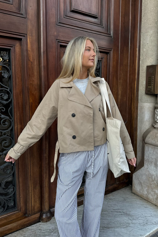 Korte Trenchcoat Voor Dames Met Dubbele Knopen En Ceintuur – Stijlvolle Jas Voor Lente En Herfst