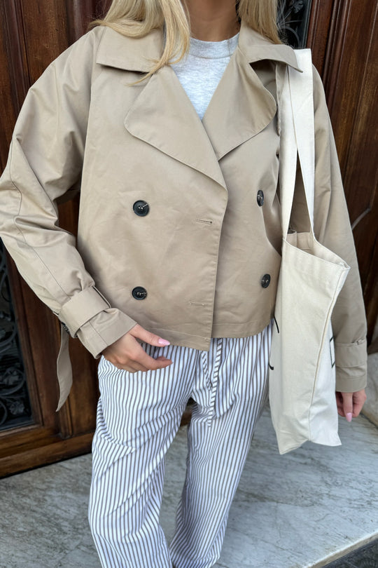 Korte Trenchcoat Voor Dames Met Dubbele Knopen En Ceintuur – Stijlvolle Jas Voor Lente En Herfst