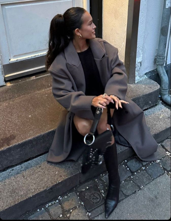 Oversized Damesjas Met Reverskraag – Lange Pasvorm, Dubbele Rij Knopen & Herfstlook