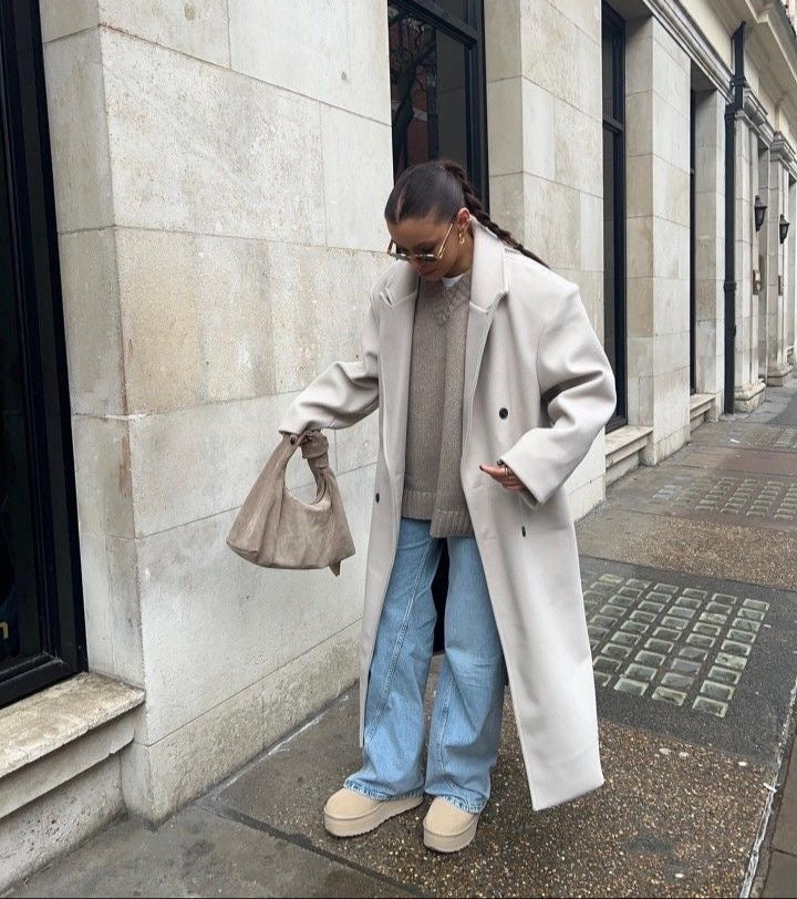 Oversized Damesjas Met Reverskraag – Lange Pasvorm, Dubbele Rij Knopen & Herfstlook