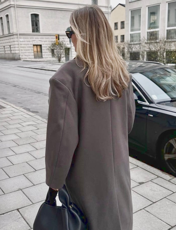 Oversized Damesjas Met Reverskraag – Lange Pasvorm, Dubbele Rij Knopen & Herfstlook
