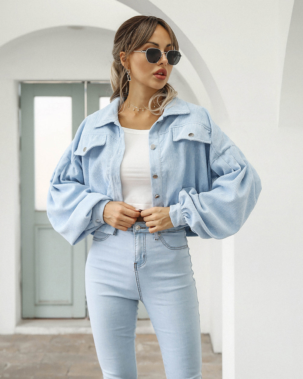 Lichtblauw Corduroy Cropped Jasje – Dé Stijlstatement Voor Frisse Dagen In Lente En Herfst