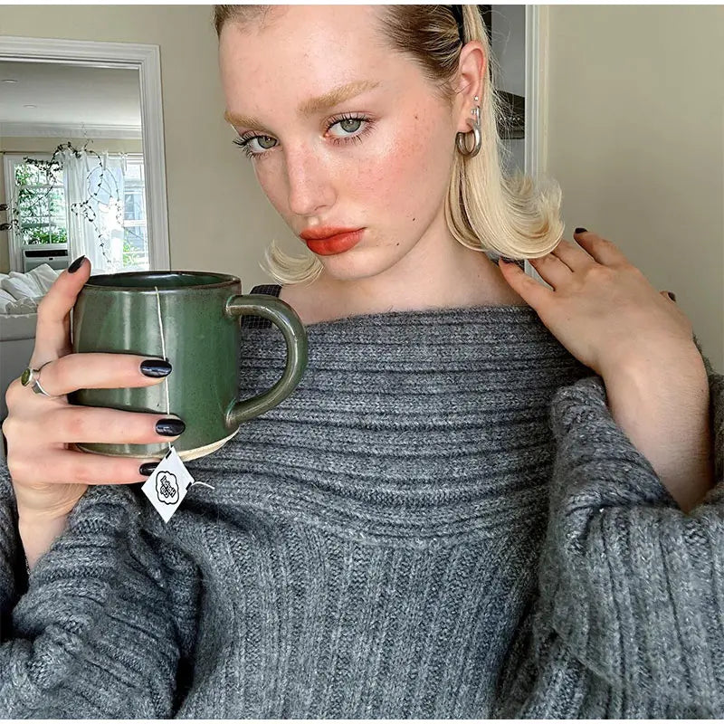 Grofgebreide Off-Shoulder Trui – Pure Knitwear Verleiding Met High-End Allure