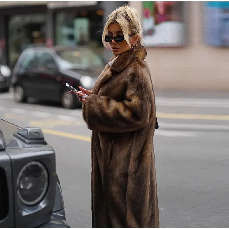 Lange Bruine Faux Fur Jas – Elegante Fluffy Wintermantel Voor Dames Met Luxe Uitstraling