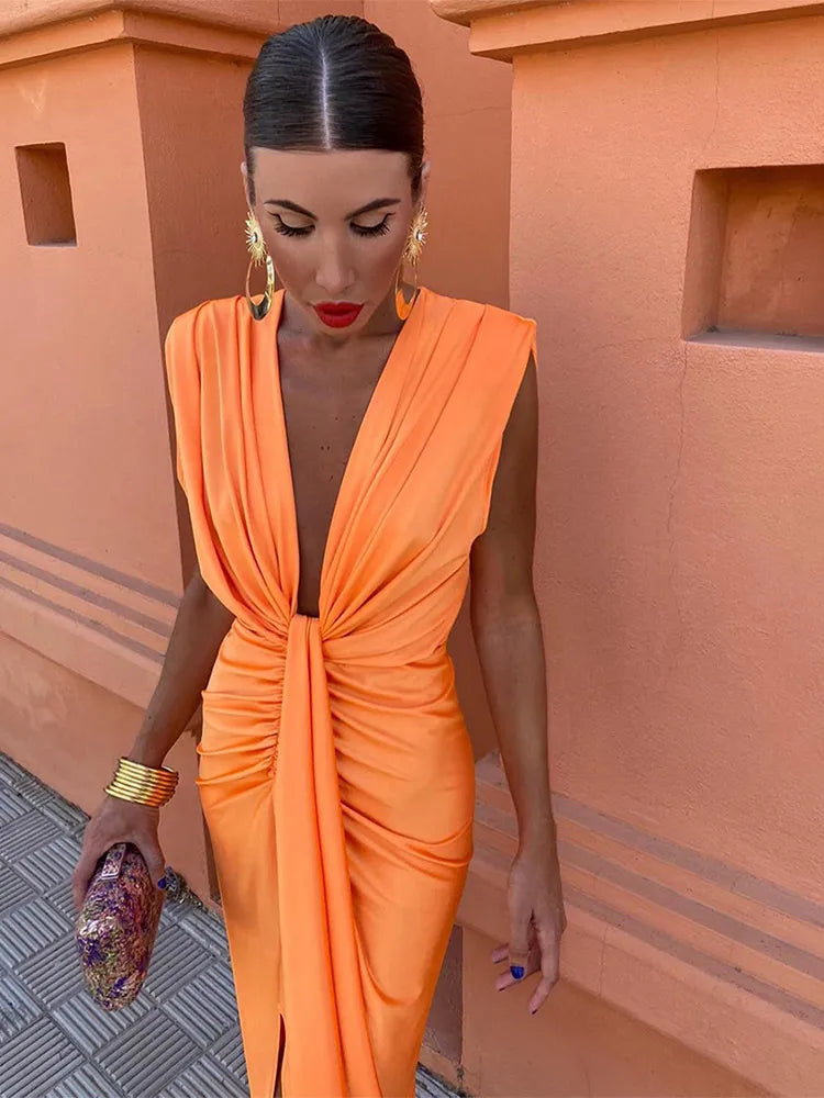 Exclusieve Avondjurk Met Diepe Hals – Elegante Plooien En Split