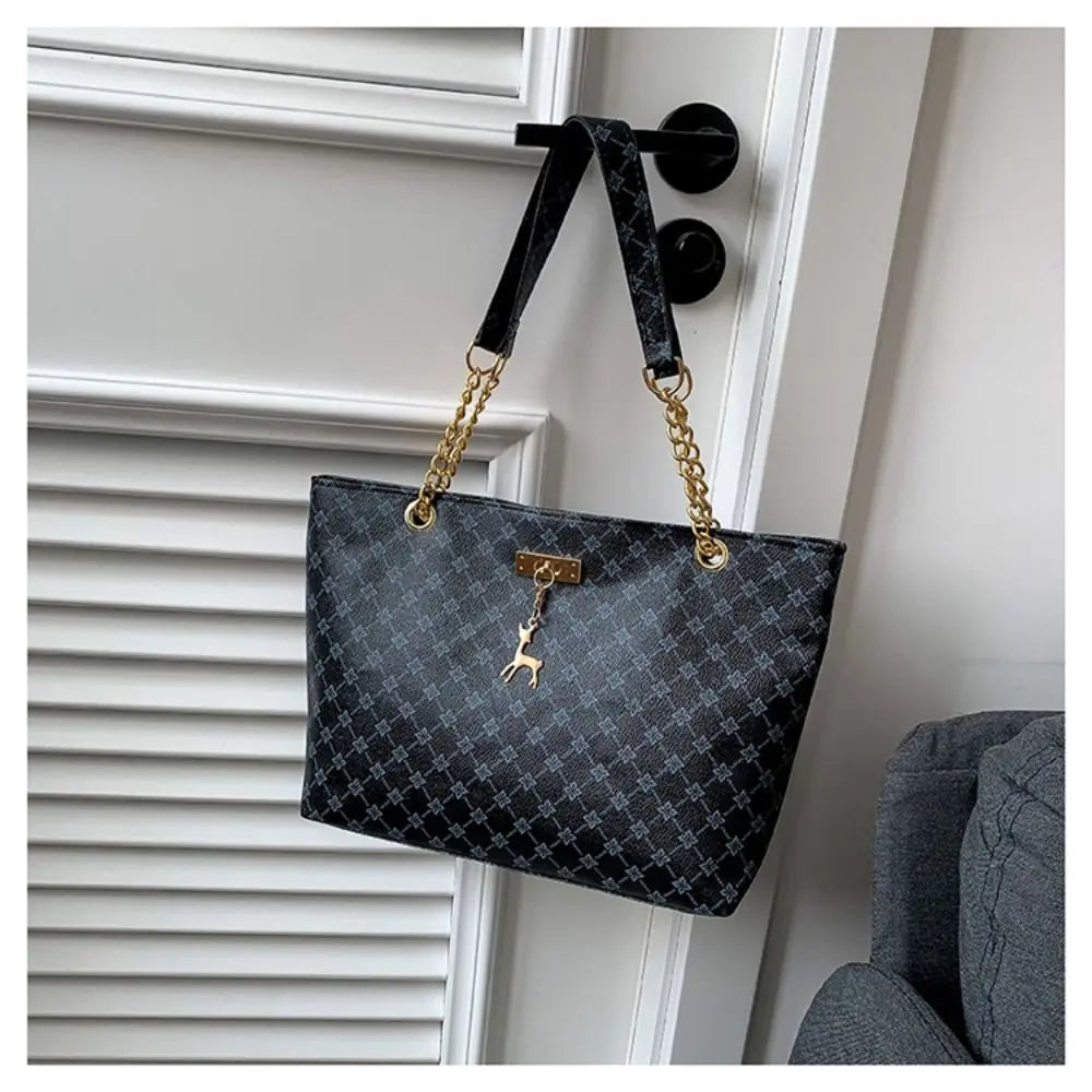 Luxe schoudertas voor dames – elegant patroon, gouden kettinghengsels & ruime indeling