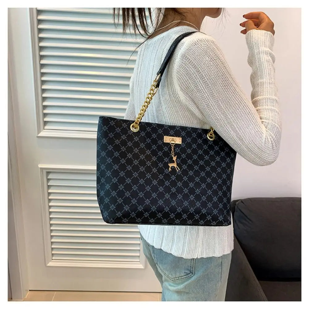 Luxe schoudertas voor dames – elegant patroon, gouden kettinghengsels & ruime indeling