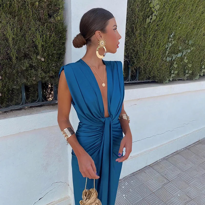 Exclusieve Avondjurk Met Diepe Hals – Elegante Plooien En Split