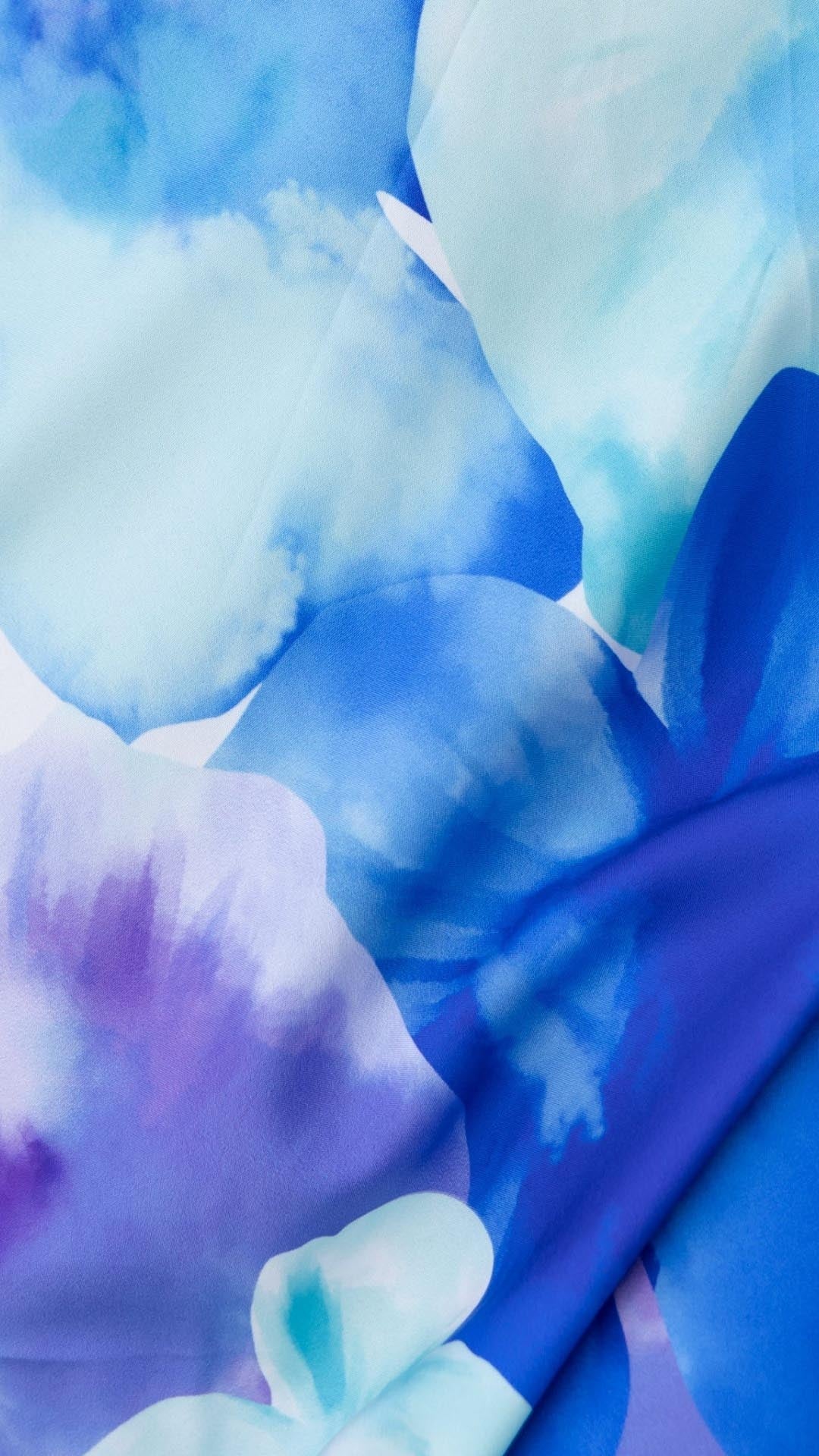 Zomerse Bloemenjurk Met Twistfront En Pofmouwen – Een Speelse Ode Aan Vrouwelijkheid