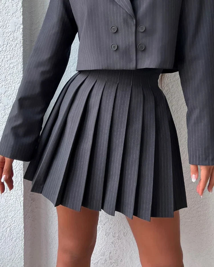 Gestreepte Cropped Blazerjurk Met Plissérok – Powerdressing Met Speelse Finesse