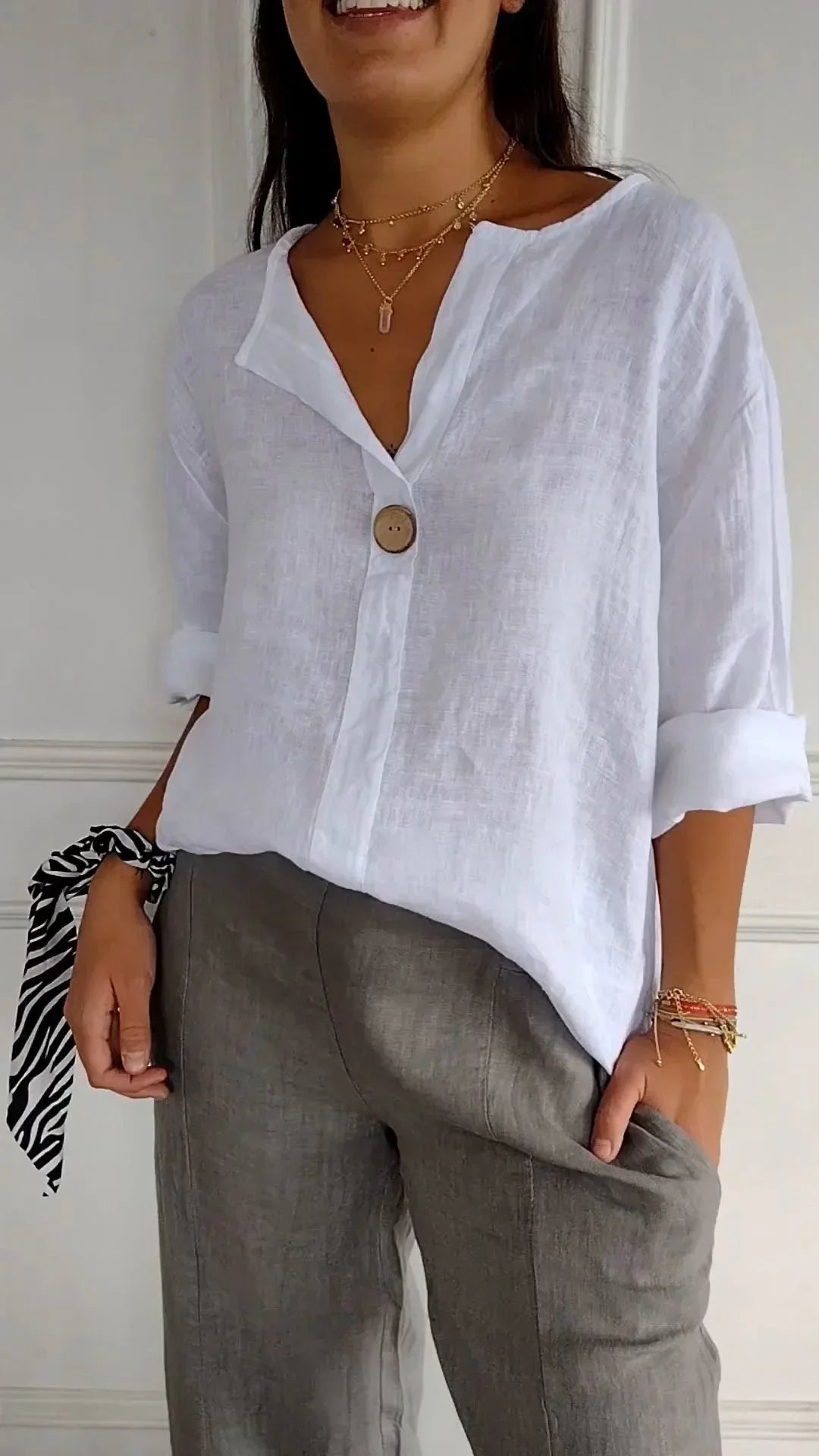 Linnen Damesblouse Met Knoopdetail En V-Hals – Luchtig En Stijlvol Voor Zomerse Dagen