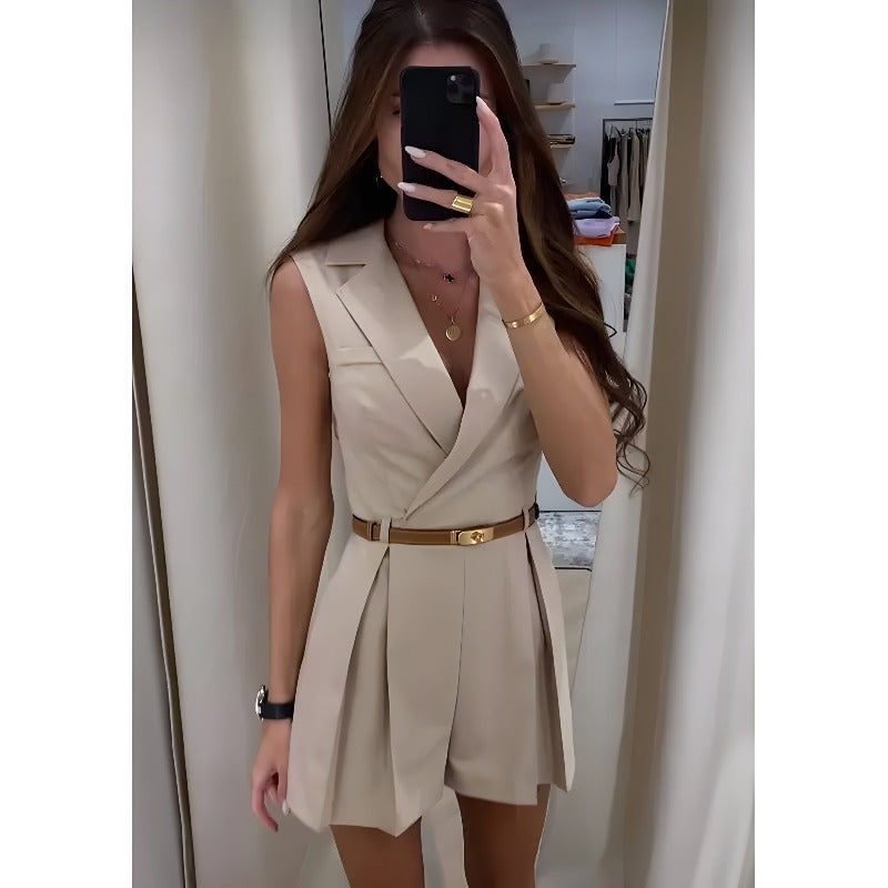 Mouwloze Dames Playsuit Met Reverskraag En Riem – Chique En Modern