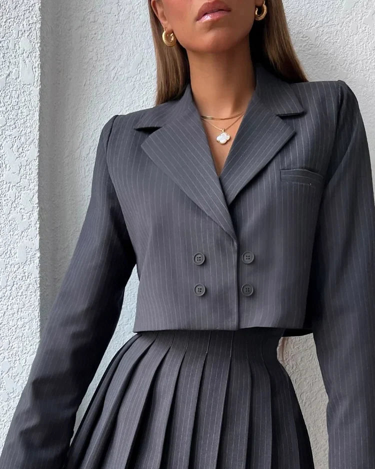 Gestreepte Cropped Blazerjurk Met Plissérok – Powerdressing Met Speelse Finesse