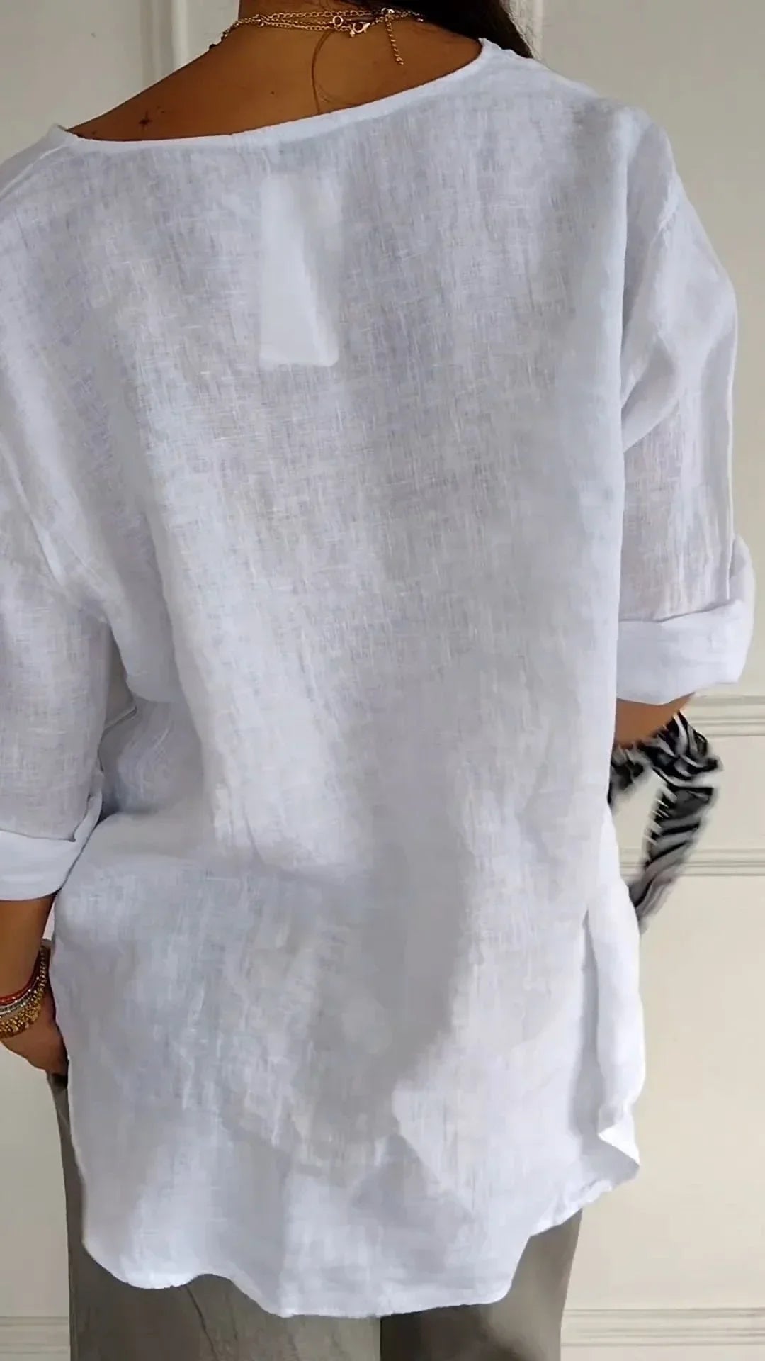 Linnen Damesblouse Met Knoopdetail En V-Hals – Luchtig En Stijlvol Voor Zomerse Dagen