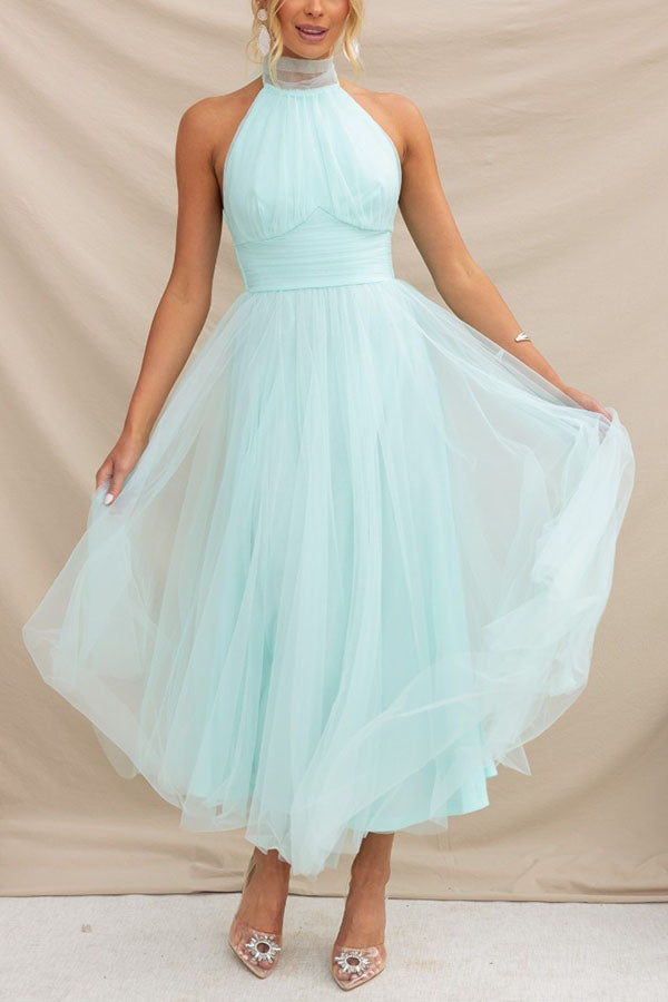 Tule Halterjurk Met Hoge Hals En Zwierige Rok – Etherisch En Elegant