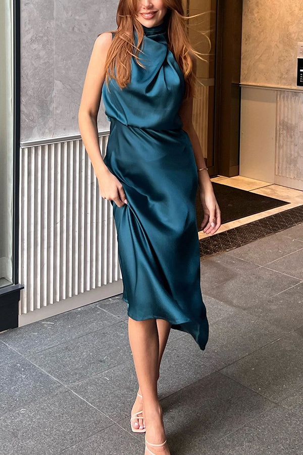 Satijnen Halterjurk Met Drapering – Elegantie In Haar Meest Vloeiende Vorm