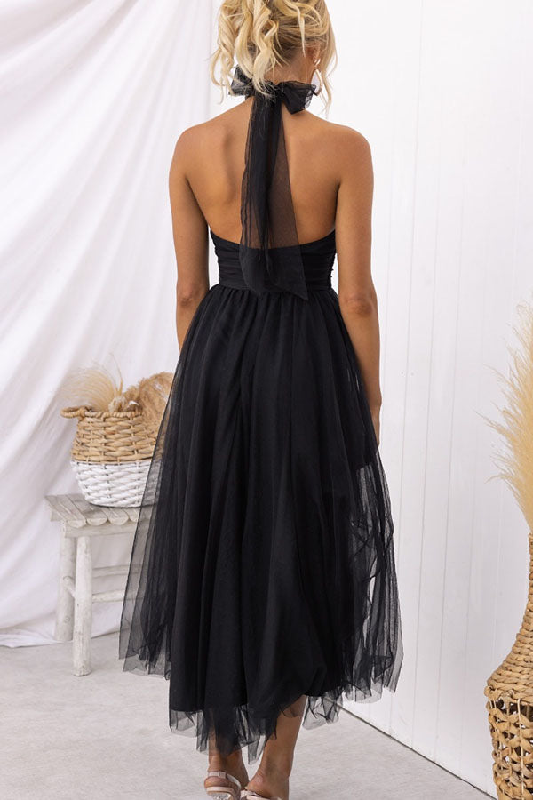 Tule Halterjurk Met Hoge Hals En Zwierige Rok – Etherisch En Elegant