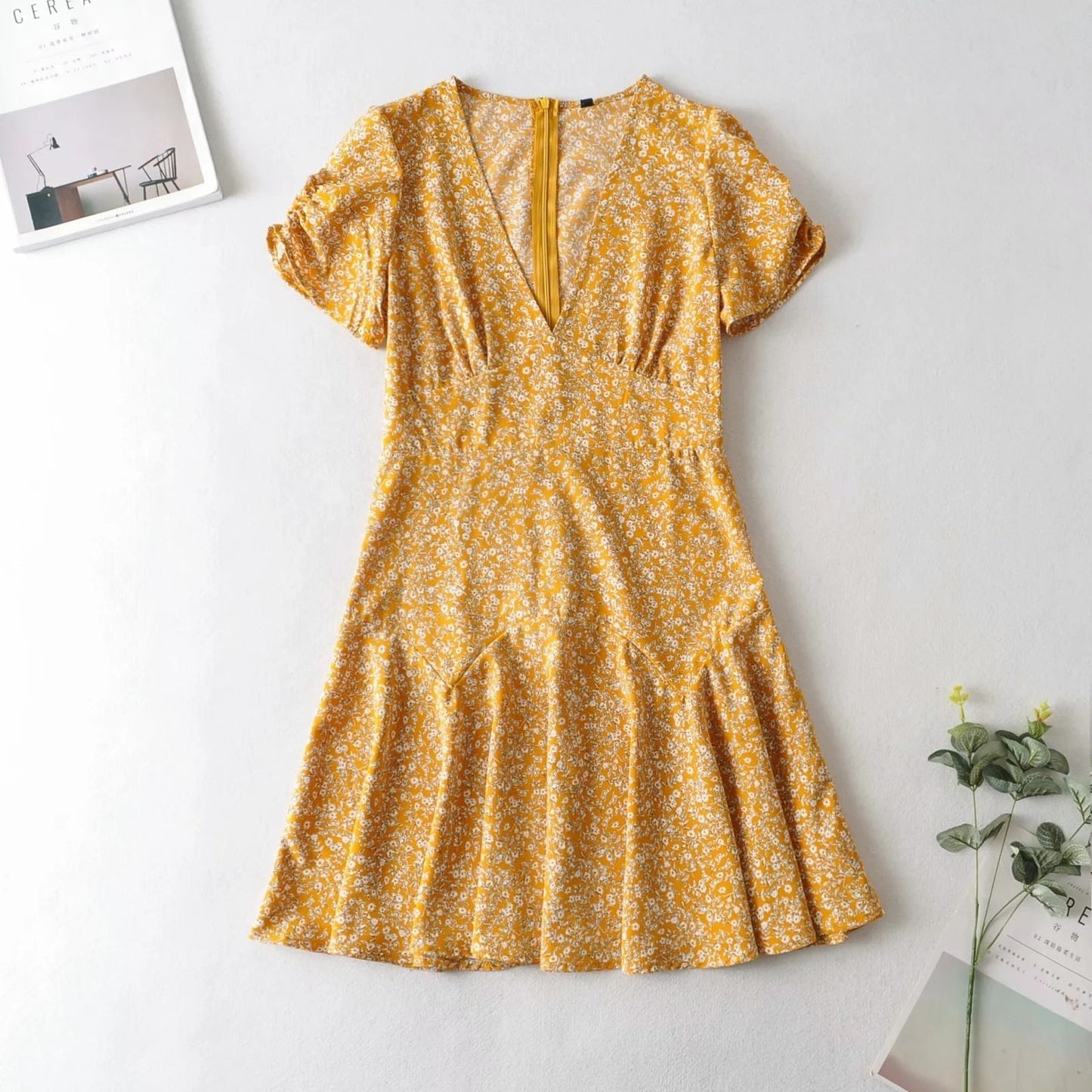 Bloemenprint Wikkeljurk Met V-Hals En Rufflezoom – Zomerse Charme In Een Speels Design