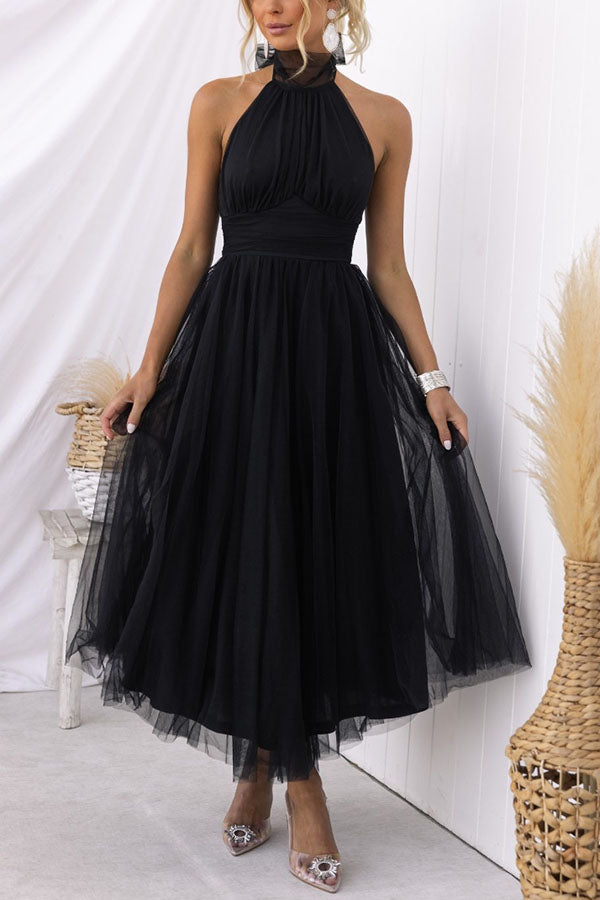 Tule Halterjurk Met Hoge Hals En Zwierige Rok – Etherisch En Elegant