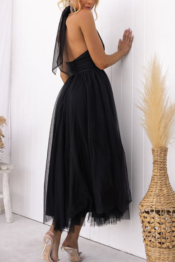 Tule Halterjurk Met Hoge Hals En Zwierige Rok – Etherisch En Elegant