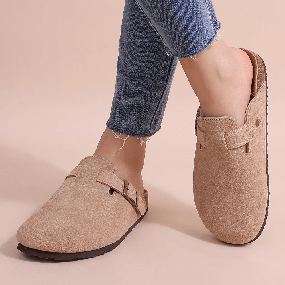 Instapper voor dames – suède look – licht beige – studio aan voet – voorjaar & zomer