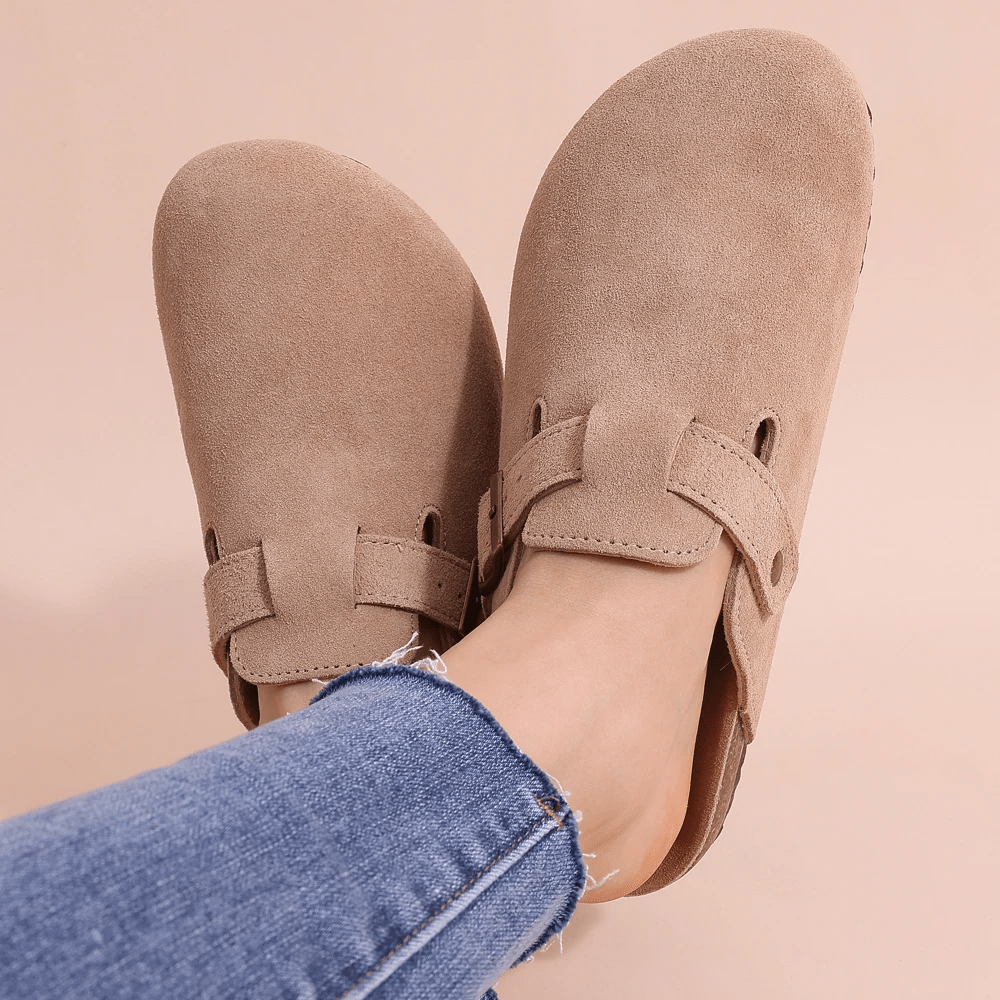 Instapper voor dames – suède look – licht beige – lifestylebeeld zittend – voorjaar & zomer