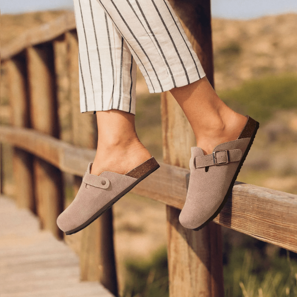 Instapper voor dames – suède look – licht beige – styling op brug – voorjaar & zomer