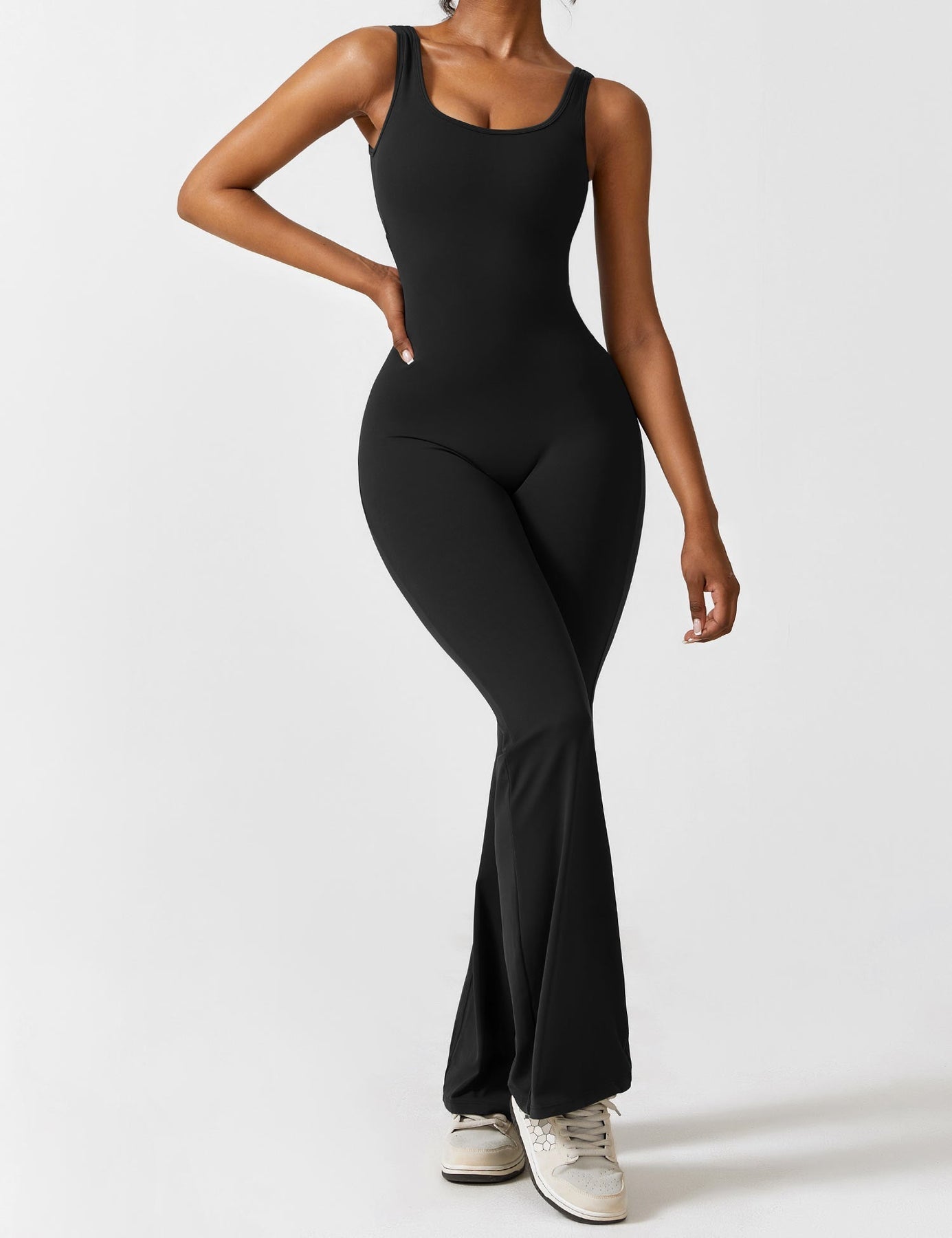 Strakke Sportieve Dames Jumpsuit Met Open Rug En Flared Pijpen – Lente, Zomer En Herfst
