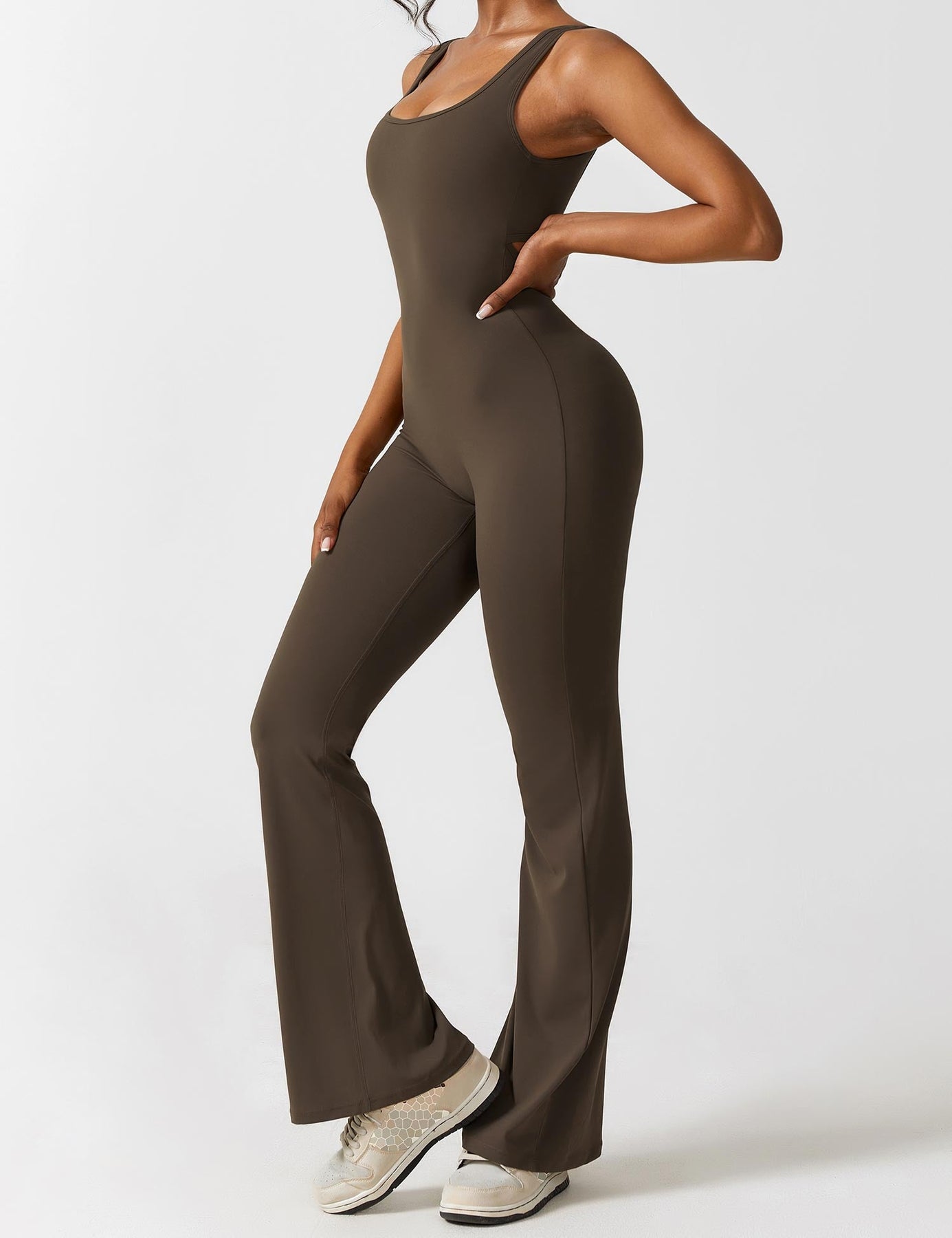 Strakke Sportieve Dames Jumpsuit Met Open Rug En Flared Pijpen – Lente, Zomer En Herfst